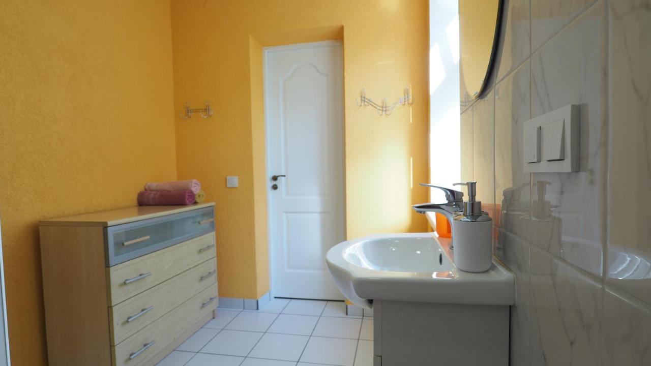 Gretas Namins Apartment